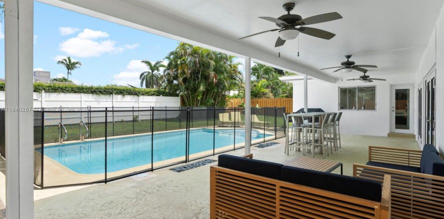 Casa en Hollywood, Florida 5 dormitorios, 213.58 m2 № 1830723