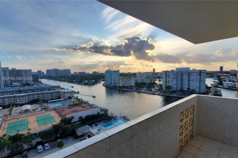 Copropriété à louer à Hallandale Beach, Floride: 2 chambres, 134.71 m2 № 2002385 - photo 13