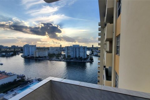 Copropriété à louer à Hallandale Beach, Floride: 2 chambres, 134.71 m2 № 2002385 - photo 2