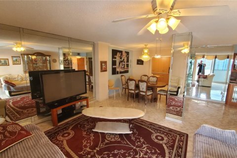Copropriété à louer à Hallandale Beach, Floride: 2 chambres, 134.71 m2 № 2002385 - photo 5