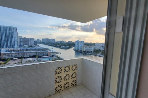 Copropriété à louer à Hallandale Beach, Floride: 2 chambres, 134.71 m2 № 2002385 - photo 18