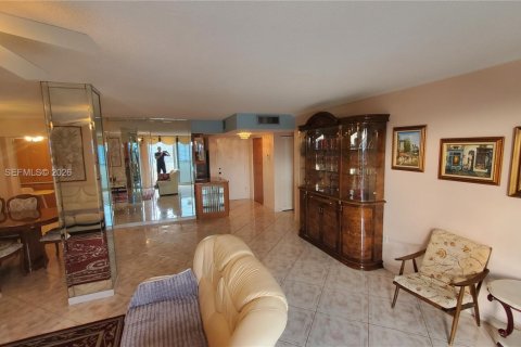 Copropriété à louer à Hallandale Beach, Floride: 2 chambres, 134.71 m2 № 2002385 - photo 15