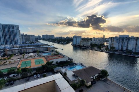 Copropriété à louer à Hallandale Beach, Floride: 2 chambres, 134.71 m2 № 2002385 - photo 14