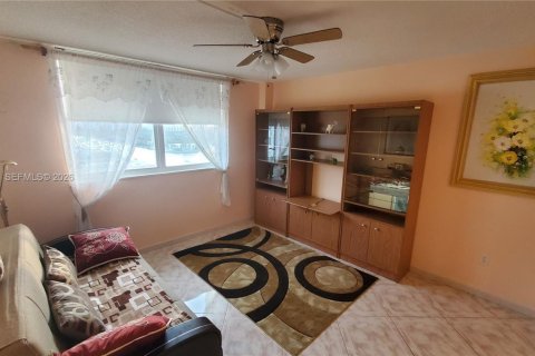 Copropriété à louer à Hallandale Beach, Floride: 2 chambres, 134.71 m2 № 2002385 - photo 10