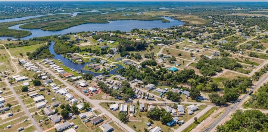 Commercial property in Punta Gorda, Florida 278.71 sq.m. № 2236459