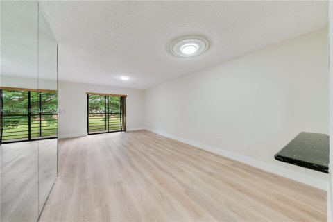 Кондоминиум с 2 спальнями в Майами, Флорида № 2005535