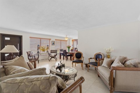 Villa ou maison à vendre à Hialeah, Floride: 4 chambres, 155.8 m2 № 2242253 - photo 10