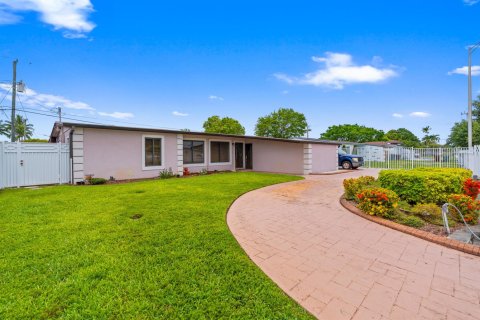 Villa ou maison à vendre à Hialeah, Floride: 4 chambres, 155.8 m2 № 2242253 - photo 4