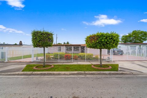 Casa en Hialeah, Florida 4 dormitorios, 155.8 m2 № 2242253