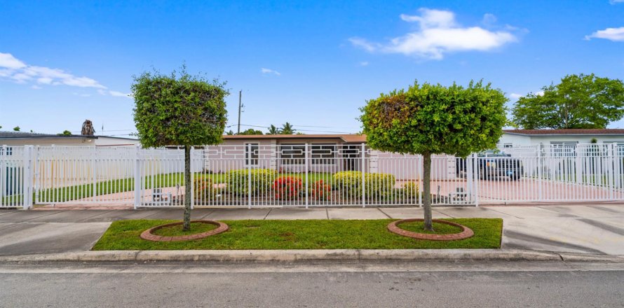 Villa ou maison à Hialeah, Floride 4 chambres, 155.8 m2 № 2242253