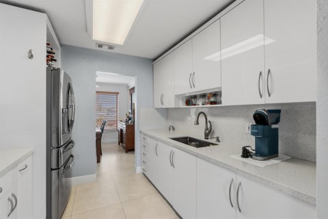 Villa ou maison à vendre à Hialeah, Floride: 4 chambres, 155.8 m2 № 2242253 - photo 25