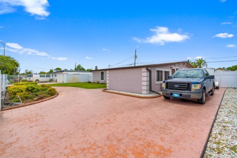 Villa ou maison à vendre à Hialeah, Floride: 4 chambres, 155.8 m2 № 2242253 - photo 5