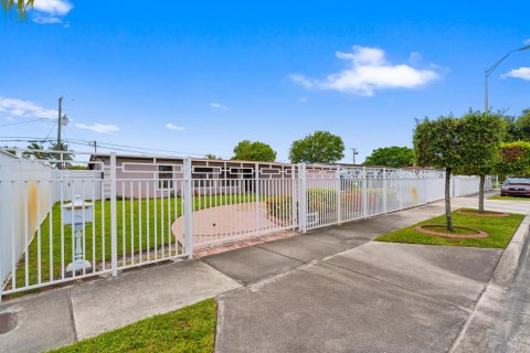 Villa ou maison à vendre à Hialeah, Floride: 4 chambres, 155.8 m2 № 2242253 - photo 3