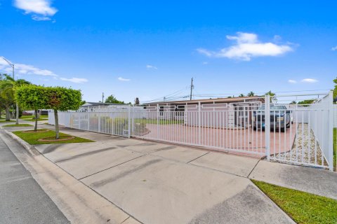 Villa ou maison à vendre à Hialeah, Floride: 4 chambres, 155.8 m2 № 2242253 - photo 2