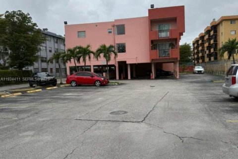 Снять в аренду квартиру в Майами, Флорида 2 спальни, 91.6м2, № 1992560 - фото 1