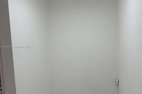 Снять в аренду квартиру в Майами, Флорида 2 спальни, 91.6м2, № 1992560 - фото 25