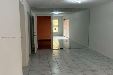 Снять в аренду квартиру в Майами, Флорида 2 спальни, 91.6м2, № 1992560 - фото 3