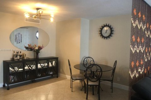 Condominio en venta en Hallandale Beach, Florida, 2 dormitorios, 118.91 m2 № 1984770 - foto 5