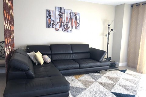 Condominio en venta en Hallandale Beach, Florida, 2 dormitorios, 118.91 m2 № 1984770 - foto 4