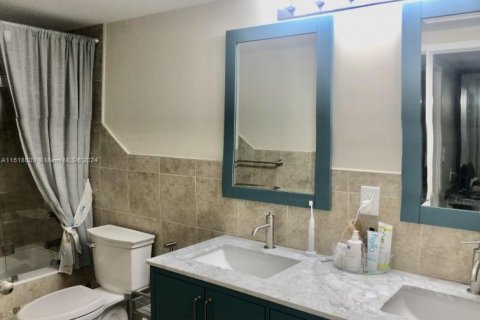 Condominio en venta en Hallandale Beach, Florida, 2 dormitorios, 118.91 m2 № 1984770 - foto 13