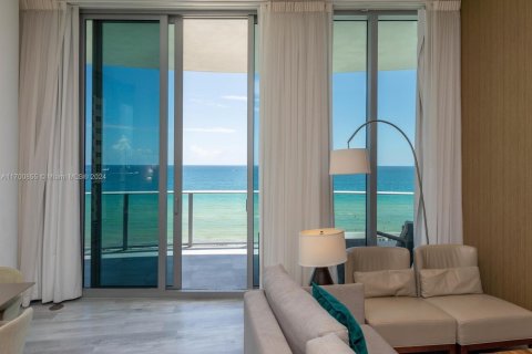 Condo in Hollywood, Florida, 2 bedrooms № 2013774 - photo 15