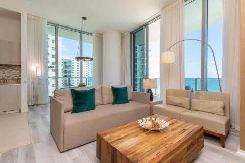 Condo in Hollywood, Florida, 2 bedrooms № 2013774 - photo 2