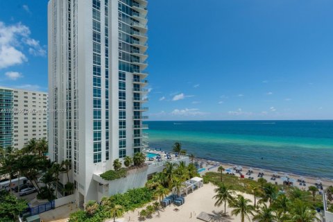 Condo in Hollywood, Florida, 2 bedrooms № 2013774 - photo 29