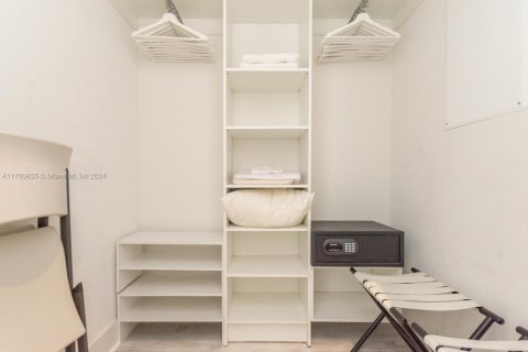 Condo in Hollywood, Florida, 2 bedrooms № 2013774 - photo 22