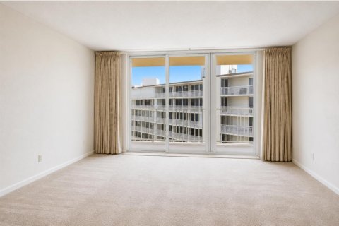 Condo in South Palm Beach, Florida, 2 bedrooms  № 2191113 - photo 16