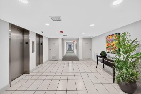 Condo in Fort Lauderdale, Florida, 2 bedrooms  № 2191687 - photo 30