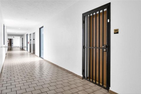 Apartment in Hialeah, Florida 3 bedrooms, 92.34 sq.m. № 1994546 - photo 8