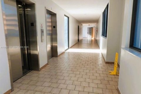 Apartment in Hialeah, Florida 3 bedrooms, 92.34 sq.m. № 1994546 - photo 23