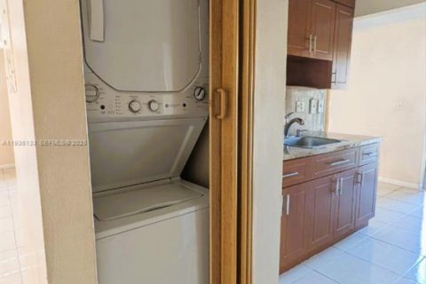 Apartment in Hialeah, Florida 3 bedrooms, 92.34 sq.m. № 1994546 - photo 12