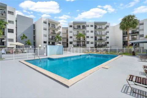 Apartment in Hialeah, Florida 3 bedrooms, 92.34 sq.m. № 1994546 - photo 4
