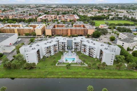 Apartment in Hialeah, Florida 3 bedrooms, 92.34 sq.m. № 1994546 - photo 26