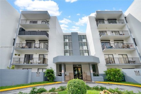 Apartment in Hialeah, Florida 3 bedrooms, 92.34 sq.m. № 1994546 - photo 2