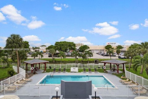 Apartment in Hialeah, Florida 3 bedrooms, 92.34 sq.m. № 1994546 - photo 24