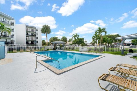 Apartment in Hialeah, Florida 3 bedrooms, 92.34 sq.m. № 1994546 - photo 25