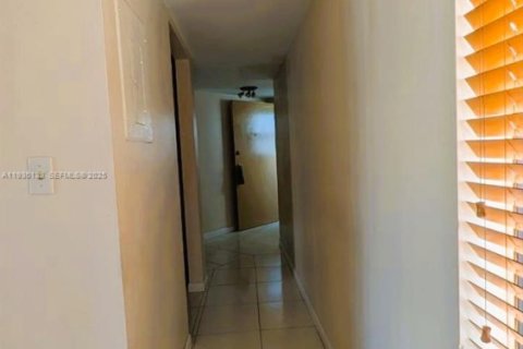 Apartment in Hialeah, Florida 3 bedrooms, 92.34 sq.m. № 1994546 - photo 18