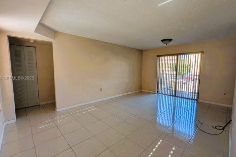Apartment in Hialeah, Florida 3 bedrooms, 92.34 sq.m. № 1994546 - photo 15
