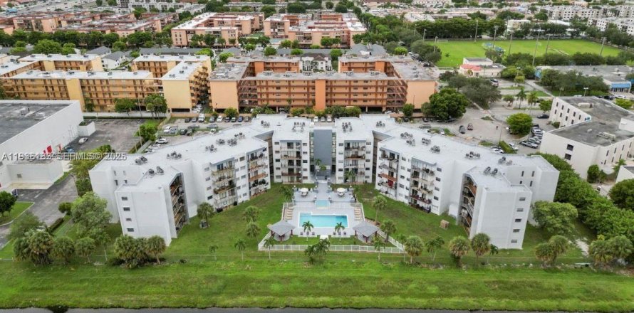 Apartment in Hialeah, Florida 3 bedrooms, 92.34 sq.m. № 1994546