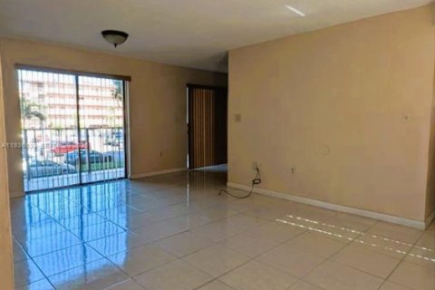 Apartment in Hialeah, Florida 3 bedrooms, 92.34 sq.m. № 1994546 - photo 19