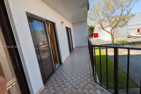 Apartment in Hialeah, Florida 3 bedrooms, 92.34 sq.m. № 1994546 - photo 13