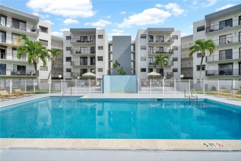 Apartment in Hialeah, Florida 3 bedrooms, 92.34 sq.m. № 1994546 - photo 5