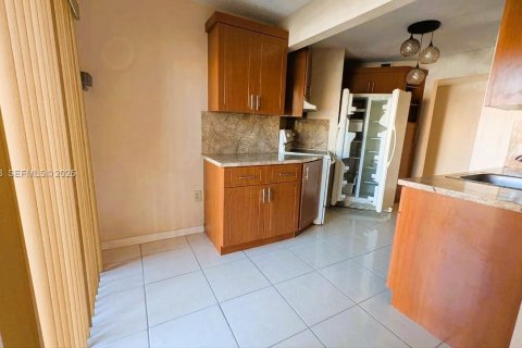 Apartment in Hialeah, Florida 3 bedrooms, 92.34 sq.m. № 1994546 - photo 10