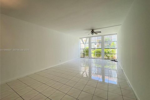 Condo in Hallandale Beach, Florida, 1 bedroom  № 2001567 - photo 6