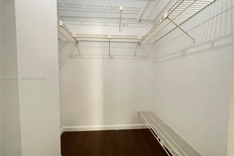 Condo in Hallandale Beach, Florida, 1 bedroom  № 2001567 - photo 13