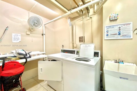 Condo in Hallandale Beach, Florida, 1 bedroom  № 2001567 - photo 21