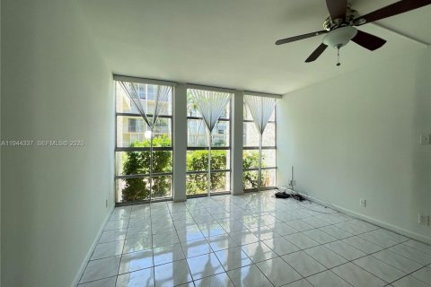 Condo in Hallandale Beach, Florida, 1 bedroom  № 2001567 - photo 4