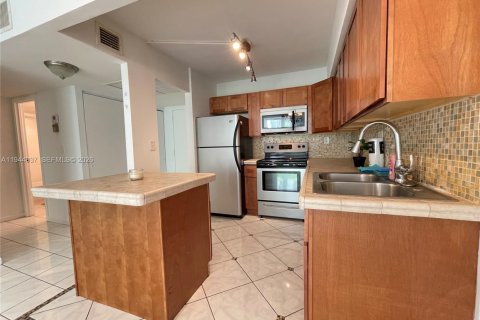 Condo in Hallandale Beach, Florida, 1 bedroom  № 2001567 - photo 8